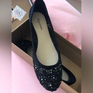 8.5 lace flats, lightly worn. Comes with box